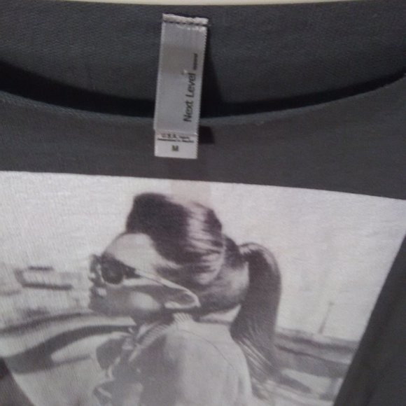 Women's Long Sleeve Top Color Gray W/ Picture Of Young Girl On Size Medium - Picture 5 of 5